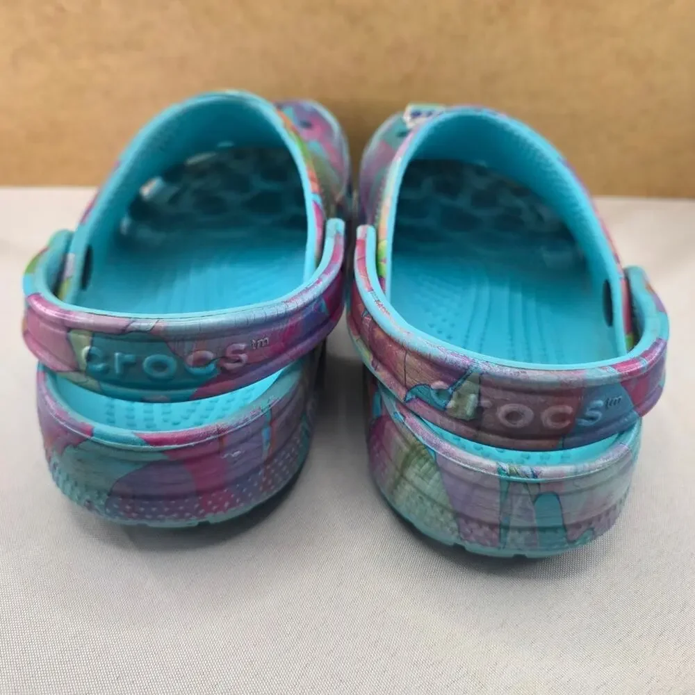 Crocs Classic Palm Print Clogs in Neptune Multi, Size Men's 5/Women's 7